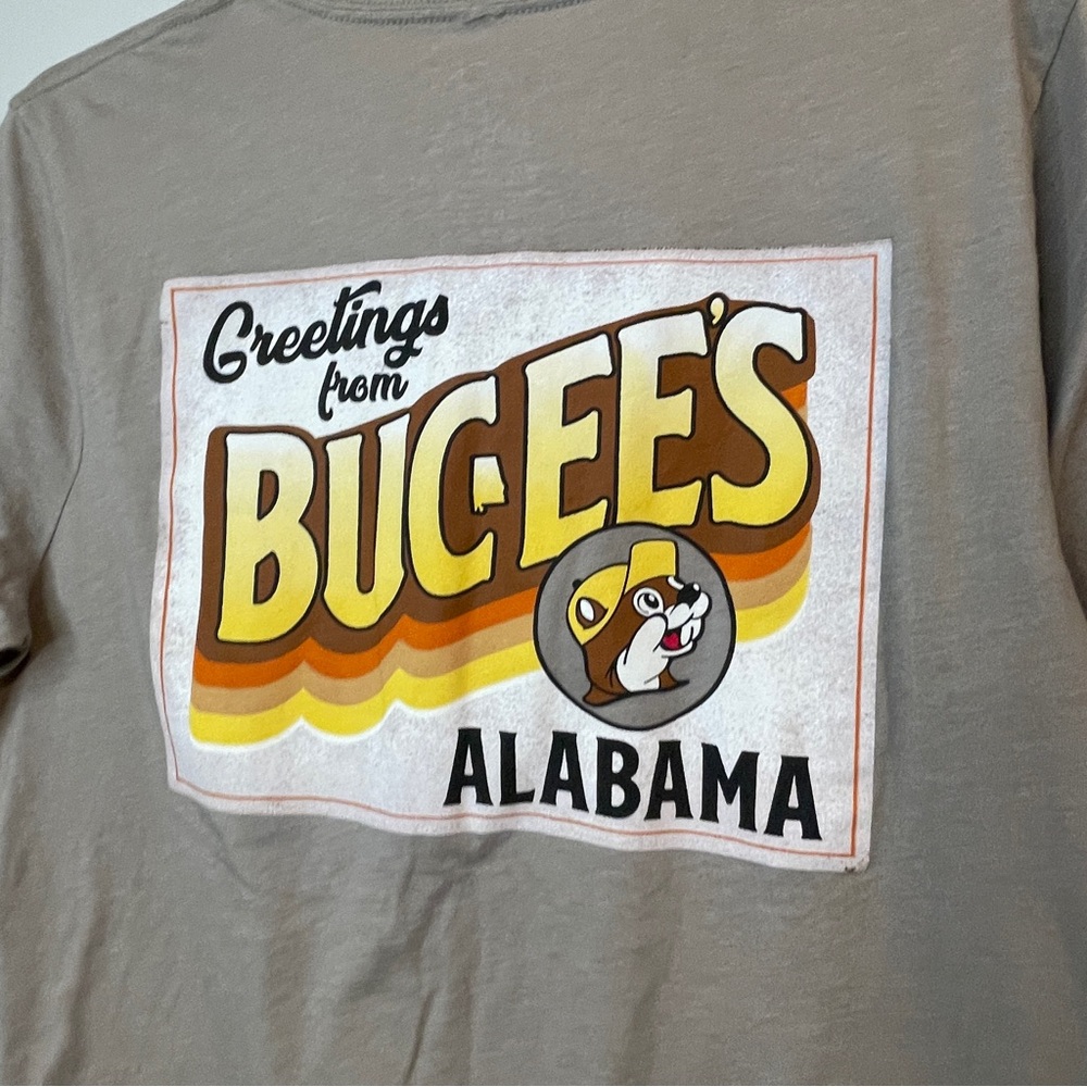Buc-ee's T-Shirt Beige Gas Station Logo Greetings From Alabama Graphic Size L - Picture 3 of 4